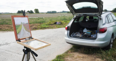 Chevalet de peinture pleinair et Voiture garé au bord d'un champ