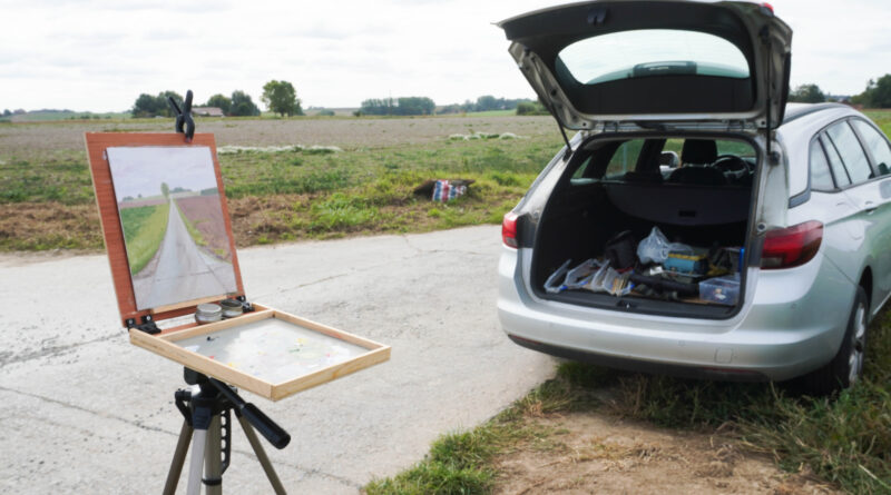 Chevalet de peinture pleinair et Voiture garé au bord d'un champ